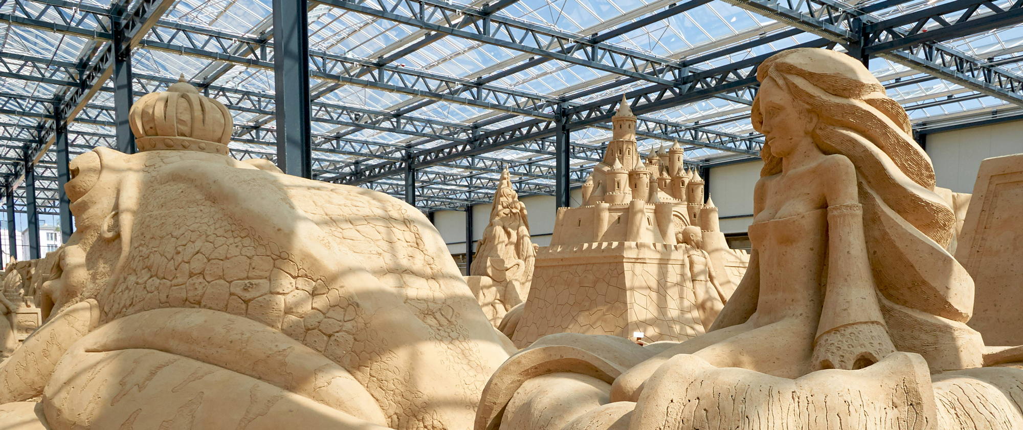 Am neuen Standort im Glaspalast Prora: Die Sandskulpturen-Ausstellung Rügen 2021